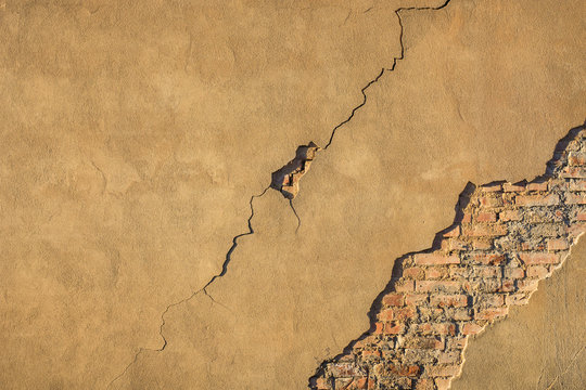 Baumangel Haftungsverlust von Au&szlig;enputz an Ziegelsteinwand - Building defect Loss of adhesion of exterior plaster to brick wall