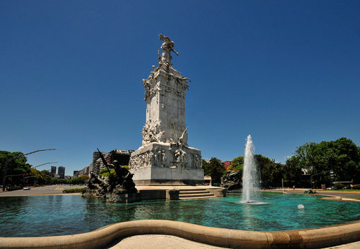 Monumento a los espa&ntilde;oles with fountain