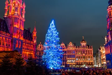 Fototapeten Grand Place in Brüssel, Belgien bei Nacht mit Weihnachtsbaum © MKavalenkau