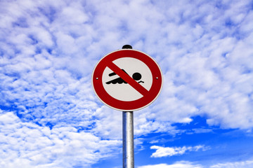 Schwimmen verboten Schild