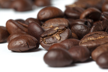 Naklejka premium coffee beans isolated on white background