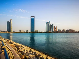  Prachtig uitzicht op de beroemde torens, gebouwen en het strand van Abu Dhabi © Makaty