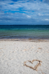 Herz im Sand des Strandes gezeichnet