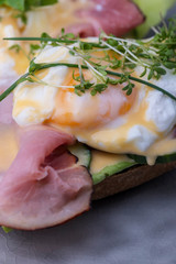 Nahaufnahme von einem gekochten Ei mit Kaffee