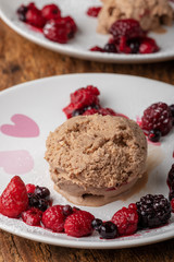 Haselnusseis mit Früchten