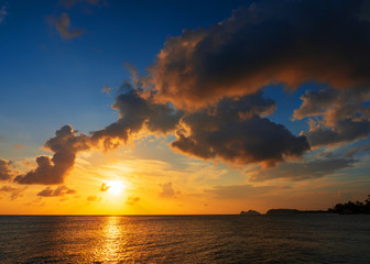 Fototapeta na wymiar Sunset sky above the sea