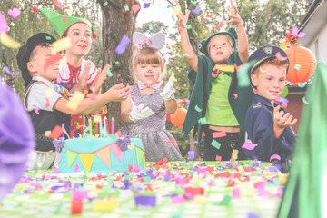 Outdoor birthday dressing up party for kids © Photographee.eu