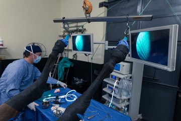 Female surgeon using medical device in operation theatre
