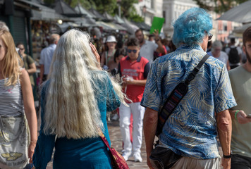 Stile di vita: capelli bianchi, capelli azzurri