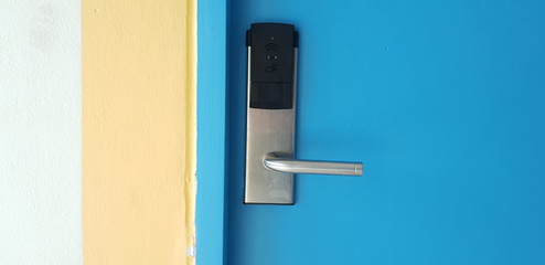 door automatic lock
