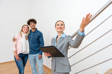 Wohnungsmaklerin zeigt Interessenten neuer Wohnung
