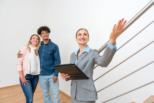 Wohnungsmaklerin zeigt Interessenten neuer Wohnung
