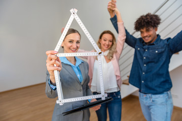Paar ist glücklich über die neue Wohnung, zum Kauf oder Miete