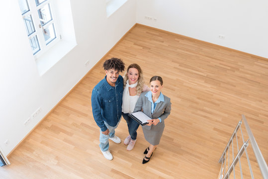Wohnungsmakler und Interessenten in neuer Wohnung 