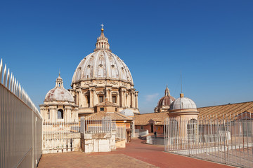 Obraz premium The roof of the Cathedral of St. Peter in the Vatican on a sunny day