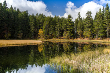 Obraz premium Stunning mountain scenery with clouds with lake and reflections