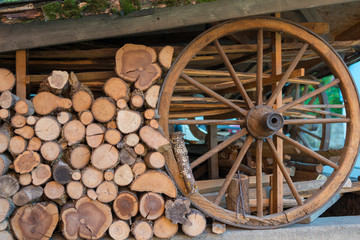 Deutschland, Baden-W&uuml;rttemberg, Kraichgau, K&uuml;rnbach, Altes Heuwagenrad im Ort.