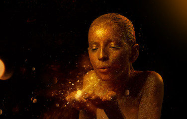 портрет девушка золото