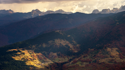 Naklejka premium Stunning mountain scenery with clouds