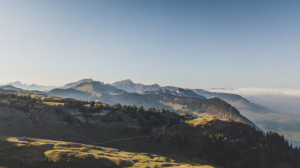 Herbst Abend in den Schweizer Bergen