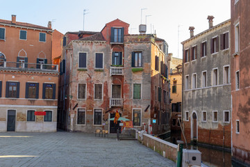 Fototapeta na wymiar Venice. Old houses on the street