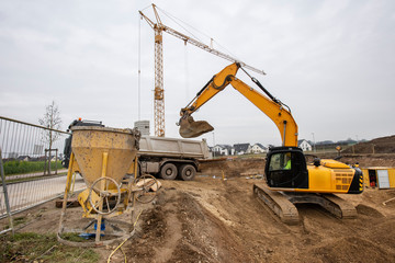 Aushub der Baugrube f&uuml;r ein Mehrfamilienhaus