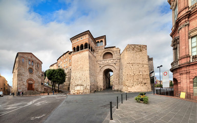 Perugia, Italy. View of Etruscan Arch or Augustus Gate (Arco Etrusco o di Augusto) - one of gates in the Etruscan wall of the city constructed in the 3rd century BC - obrazy, fototapety, plakaty