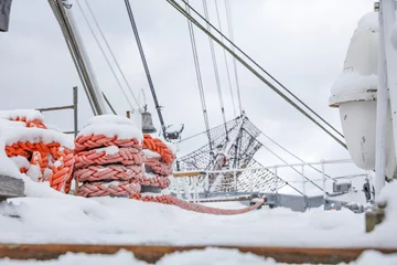 Fensteraufkleber Winterurlaub auf einem schönen Segelschiff © magdal3na