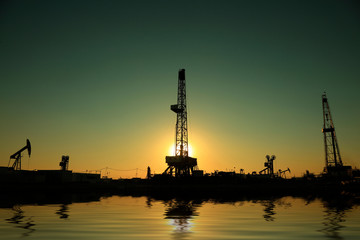 Obraz premium Oil drilling derrick in oilfield