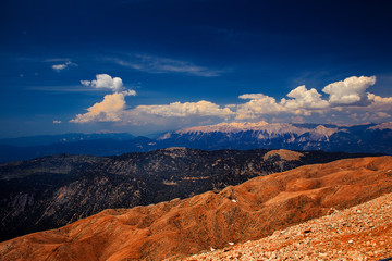 Горы облака на фоне голубого неба