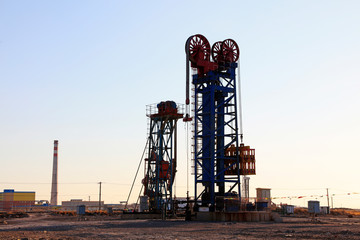 Tower type pumping unit under the setting sun