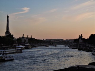 Naklejka premium Tour Eiffel et Seine au Crépuscule
