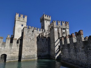 Castillo de Scaligero, fortaleza de la &eacute;poca de Scaliger, punto de acceso al centro hist&oacute;rico de Sirmione,Italia.