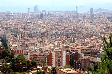 Obraz premium Aerial view of Barcelona, Spain from Park Güell on a sunny day.