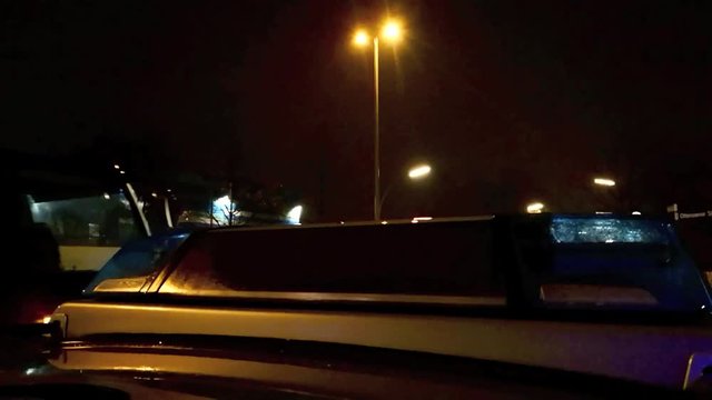 Blaulicht der Polizei leuchtet bei Verkehrskontrolle