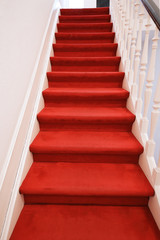 Fototapeta na wymiar escaliers avec tapis rouge