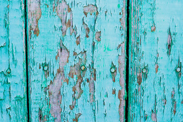 Holzbtretter die blau lackiert sind