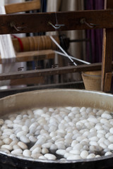 geleneksel ipek iplik üretimi