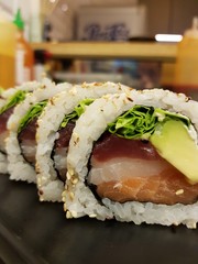 Sushi z tuńczykiem, łososiem, seriolą. Dodatkowo sezam, awokado i sałata wraz z serkiem Philadelphia  - obrazy, fototapety, plakaty