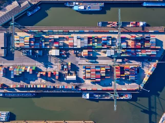 Deurstickers Container in allen Farben über einem Binnenhafen © Thomas