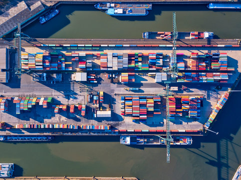 Container in allen Farben &uuml;ber einem Binnenhafen