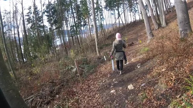 Junge Frau Bogenschie&szlig;en im Wald 2