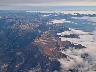Obraz premium Luftaufnahme beim Flug über die italienischen Alpen