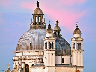 Fototapeta na wymiar Kirche Santa Maria della Salute in Venedig bei Sonnenuntergang