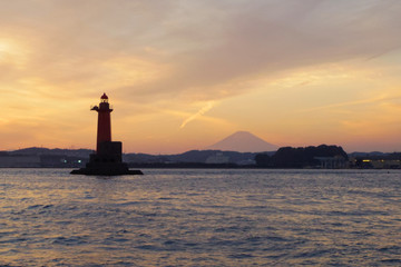 Fototapeta na wymiar 横須賀に沈む夕日、三浦半島や富士山を望む、ボートより撮影