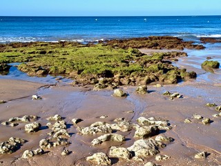 Steiniger leerer Sandstrand an der Algarve in Portugal