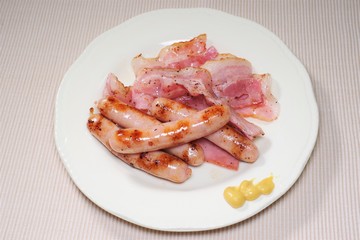焼いたベーコンとソーセージ