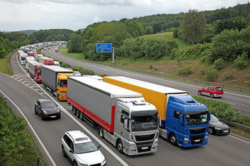 Stau auf der Bundesautobahn A2 -  Fahrbahnen Richtung Hannover relativ frei 