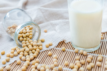 A glass of soymilk and soybeans