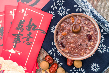 Laba porridge under the background of couplet red envelope - obrazy, fototapety, plakaty